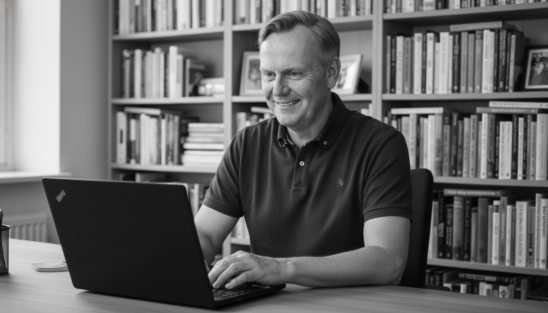 Nicolai-Vinum-sidder-ved-PC